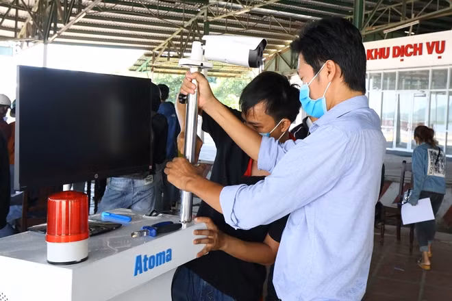 Lắp đặt máy đo thân nhiệt tại chốt kiểm soát y tế số 5.