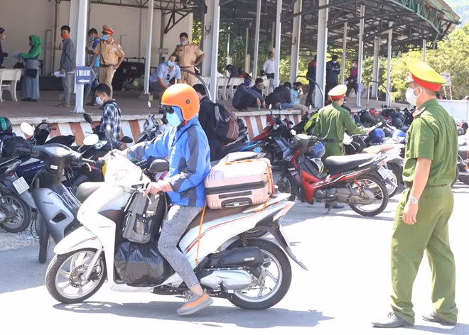 Công tác kiểm tra, khai báo y tế người từ vùng dịch đến địa bàn tỉnh Thừa Thiên Huế vẫn đang được lực lượng các chốt kiểm soát y tế thực hiện tốt.