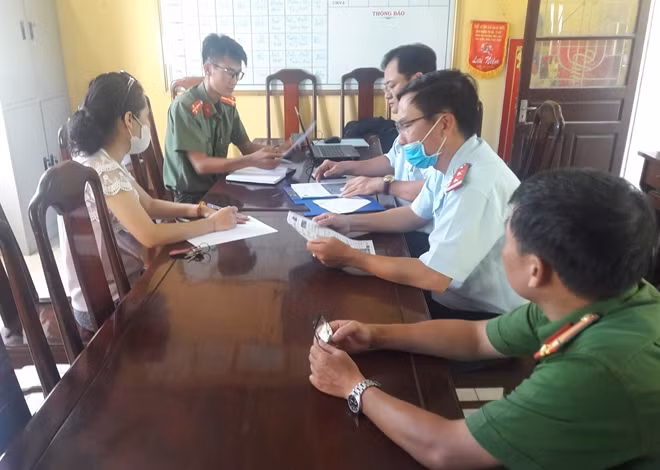 Bà P. (góc trái) thừa nhận hành vi sai phạm khi đăng thông tin sai sự thật liên quan đến COVID-19 lên mạng xã hội Facebook.