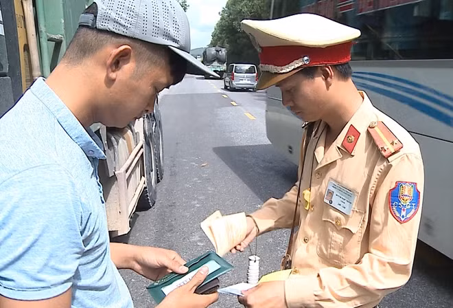 Kiểm tra hành chính đối với tài xế điều khiển phương tiện vận tải chở hàng hóa trên tuyến QL1A.