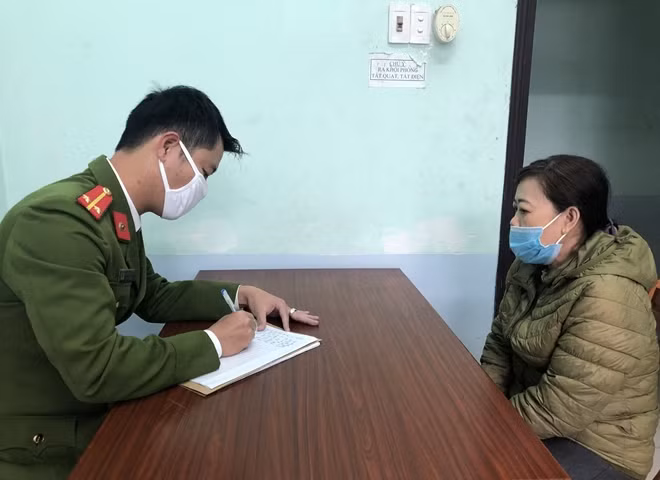 Bà Nguyễn Thị Hà tại cơ quan Công an.