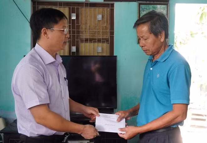 17 gia đình có công nhân thiệt mạng trong vụ sạt lở ở Rào Trăng 3 được tỉnh Thừa Thiên Huế hỗ trợ 20 triệu đồng/gia đình.