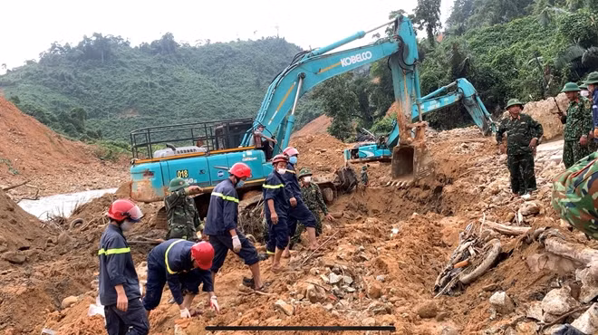 Công tác tìm kiếm các nạn nhân mất tích tại thủy điện Rào Trăng 3 được lực lượng CNCH tiếp tục triển khai trong ngày 26/10.