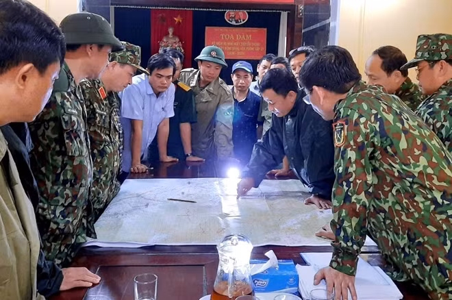 Đoàn công tác hội ý nhanh tại hội trường Huyện ủy Phong Điền trước giờ đi vào thủy điện Rào Trăng 3 thì gặp nạn. Trong ảnh, ông Nguyễn Văn Bình (mang áo xanh nhạt tay ngắn) và ông Phạm Văn Hướng (người đội mũ lưỡi trai).