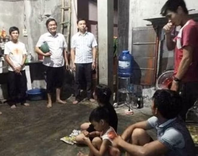 Ông Nguyễn Văn Bình, Chủ tịch UBND huyện Phong Điền (người thứ 2 từ trái sang) trong lần đến thăm hỏi người dân ở địa bàn huyện.