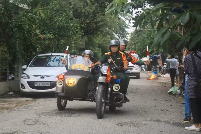 Thi thể các cán bộ, chiến sĩ hy sinh được đưa về Nhà tang lễ 268, TP Huế.