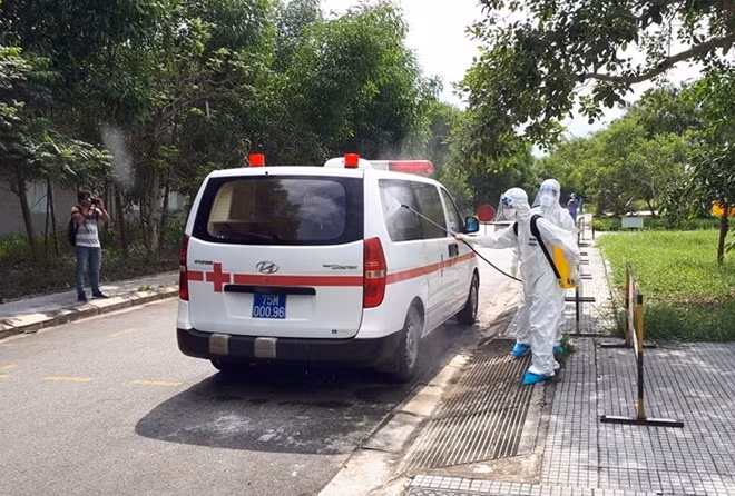 Cán bộ y tế phun thuốc khử khuẩn trước khi xe chở BN H. rời khỏi Bệnh viện.