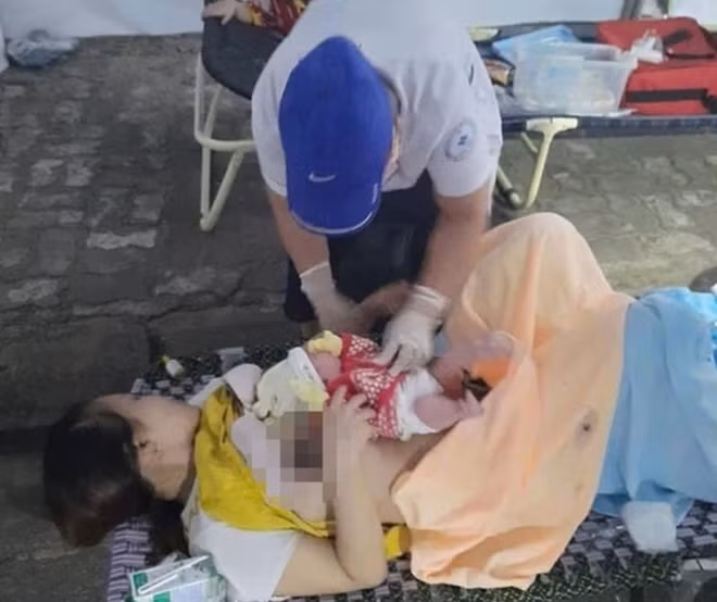 Sản phụ Nguyễn Thị L. được lực lượng làm nhiệm vụ tại chốt kiểm soát y tế số 4, huyện Phú Lộc, tỉnh Thừa Thiên Huế đỡ đẻ ngay tại chốt.