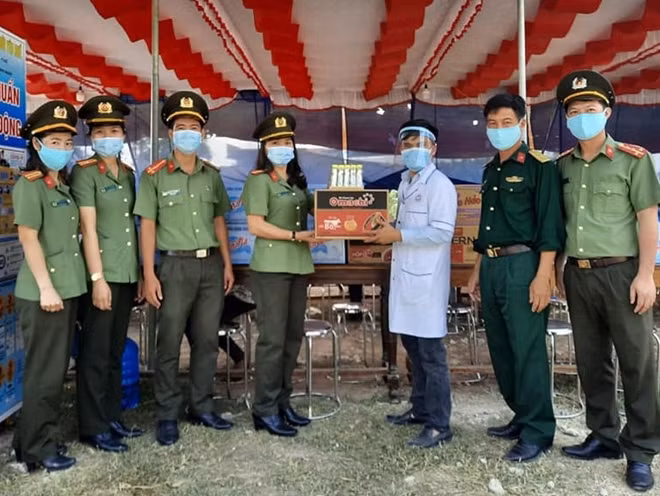 Các Hội, Đoàn thuộc Công an tỉnh Thừa Thiên Huế tặng nhu yếu phẩm hỗ trợ cho CBCS làm nhiệm vụ tại các chốt kiểm soát y tế.