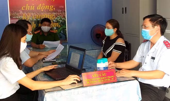 Bà T. được cơ quan Công an triệu tập làm việc sau khi đăng tải tờ rơi có liên quan đến dịch bệnh COVID-19 gây hiểu nhầm trong dư luận.