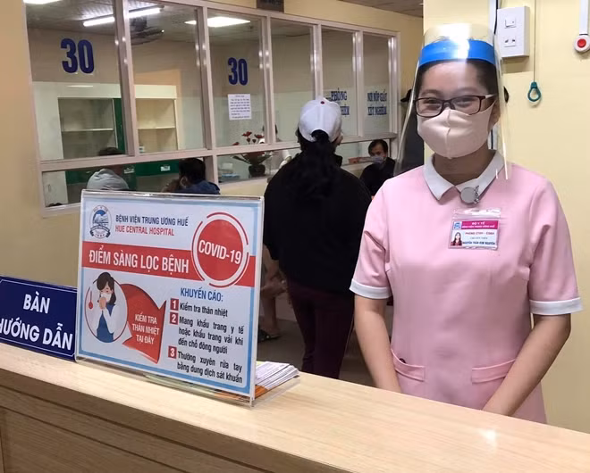 Mặt nạ che giọt bắn được ĐVTN, nhân viên Bệnh viện T.Ư Huế làm ra được tặng cho các nhân viên, y, bác sĩ sử dụng.
