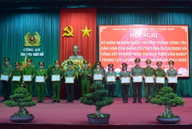 Nhiều tập thể, cá nhân đạt thành tích trong phong trào thi đua “Dân vận khéo” được Công an tỉnh Thừa Thiên Huế tặng giấy khen.