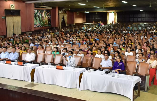 Hơn 350 tiểu thương chợ Đông Ba tham gia buổi gặp mặt, đối thoại với lãnh đạo tỉnh Thừa Thiên Huế.