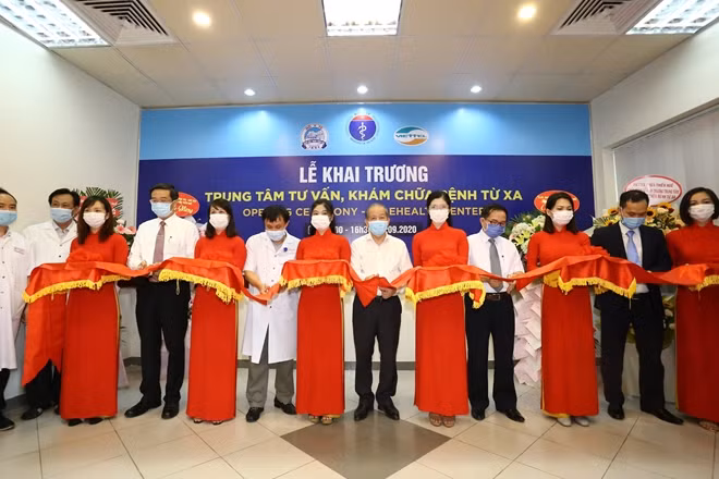 Lễ cắt băng khai trương Trung tâm tư vấn, KCB từ xa Bệnh viện T.Ư Huế.