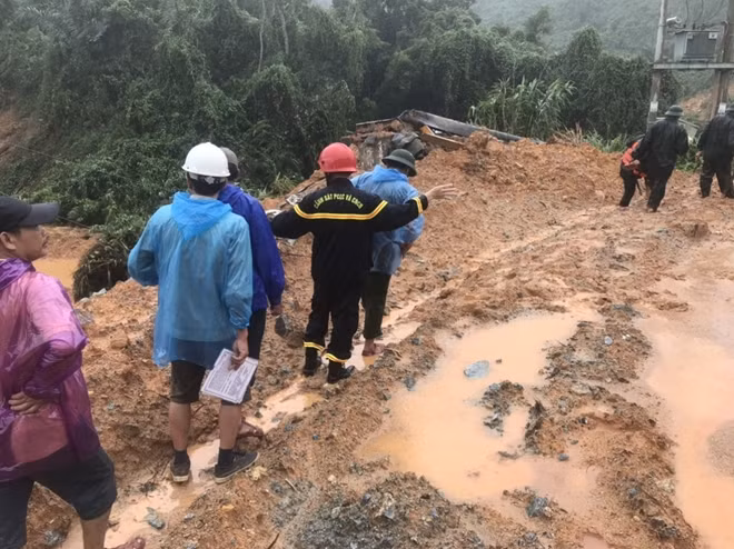 Công tác CNCH tạo Rào Trăng 3 đang được lực lượng Công an tỉnh Thừa Thiên Huế, Quân khu 4 và các đơn vị khẩn trương thực hiện.