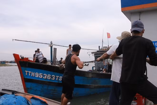 Ngư dân huyện Phú Vang, tỉnh Thừa Thiên Huế neo đậu tàu cá để tránh bão.