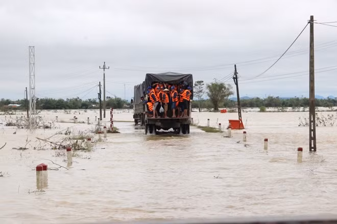 Tuyến đường dẫn vào xã Quảng An (huyện Quảng Điền, tỉnh Thừa Thiên Huế) vẫn đang bị ngập lụt nặng.
