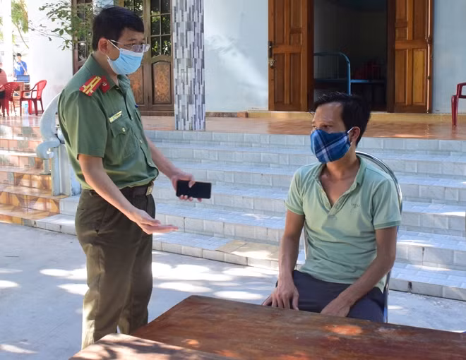 Tài xế Trương Thanh Minh (góc phải), người điều khiển "xe ké" chở khách từ Đà Nẵng ra Huế né chốt kiểm soát y tế.