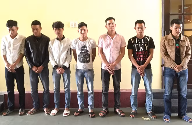 Nhóm 7 đối tượng dùng chai bia, mã tấu chém người ở quán cà phê bị Công an TP Huế bắt giữ.