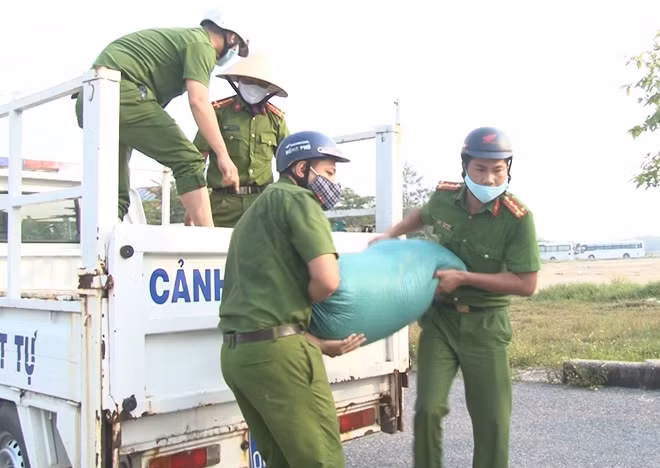 Giúp người dân vận chuyển lúa sau thu hoạch đến địa điểm phơi an toàn.