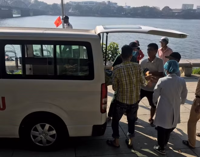 Người phụ nữ nhảy cầu được các CSGT đường thủy, Đội CSGT – Trật tự Công an TP Huế đưa lên xe chuyển vào Bệnh viện cấp cứu.