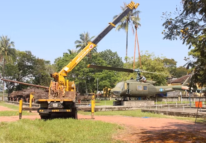 Xe cẩu phục vụ công tác tháo dỡ các máy bay, xe tăng trưng bày trong khuôn viên di tích Quốc Tử Giám tại TP Huế.