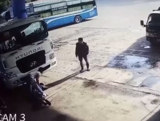 Anh Chiến bị đánh thương tích ở vùng mặt phải vào Bệnh viện điều trị.