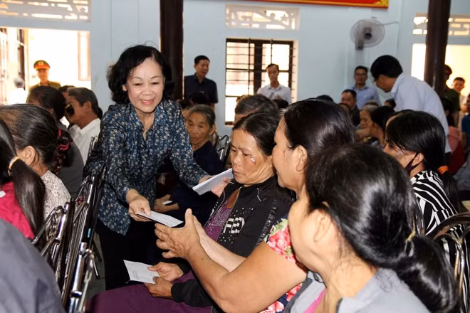 Trưởng ban Dân vận Trung ương Trương Thị Mai tặng quà người dân bị thiệt hại do bão lũ ở phường Hương Văn, Hương Vân.