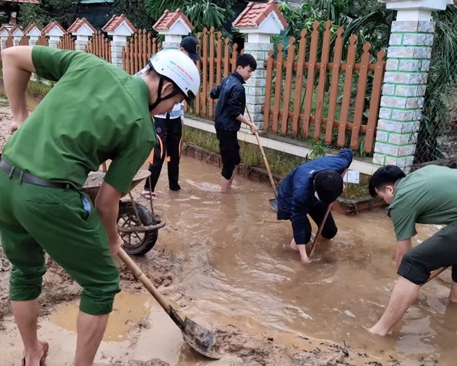 CBCS Công an chung sức cùng người dân khắc phục hậu quả mưa bão gây ra ở địa bàn huyện Nam Đông.