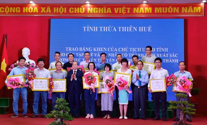 Phóng viên Báo CAND (hàng sau, thứ 3 từ trái sang) nhận bằng khen do Chủ tịch UBND tỉnh Thừa Thiên Huế trao tặng.