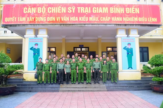 Thứ trưởng Lê Quốc Hùng và lãnh đạo Cục Cảnh sát QLTG, CSGDBB, TGD với CBCS Trại giam Bình Điền.