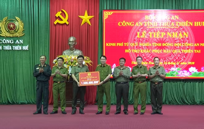 Thứ trưởng Lê Quốc Hùng 1,5 tỷ đồng từ Quỹ Nghĩa tình đồng đội CAND ủng hộ Công an tỉnh Thừa Thiên Huế khắc phục hậu quả thiên tai.