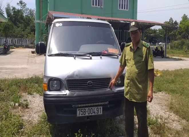 Ô tô BKS 75B-004.91 do Hà Văn Thắng điều khiển chở gỗ lậu.