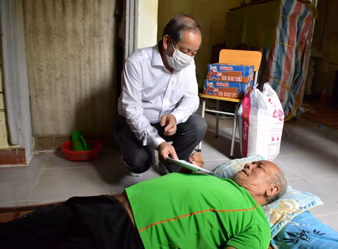 Chủ tịch UBND tỉnh Thừa Thiên Huế tặng quà hộ dân có hoàn cảnh khó khăn thuộc diện di dời ở khu vực Thượng Thành.
