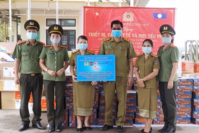 Đoàn thanh niên, Hội phụ nữ, Công Đoàn Công an tỉnh Thừa Thiên Huế tặng vật tư, nhu yếu phẩm cho Sở An ninh tỉnh Salavan và tỉnh Sê Kông, Lào.