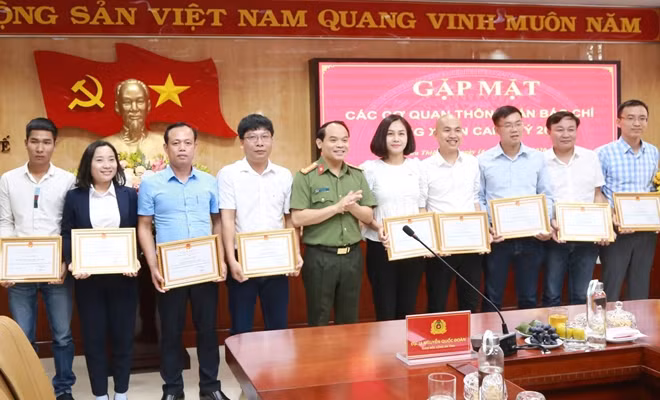 Đại tá Nguyễn Quốc Đoàn, Giám đốc Công an tỉnh Thừa Thiên Huế trao giấy khen cho PV Báo CAND (góc phải ngoài cùng) và các phóng viên, CTV, BTV của các cơ quan thông tấn, báo chí đóng trên địa bàn tỉnh.