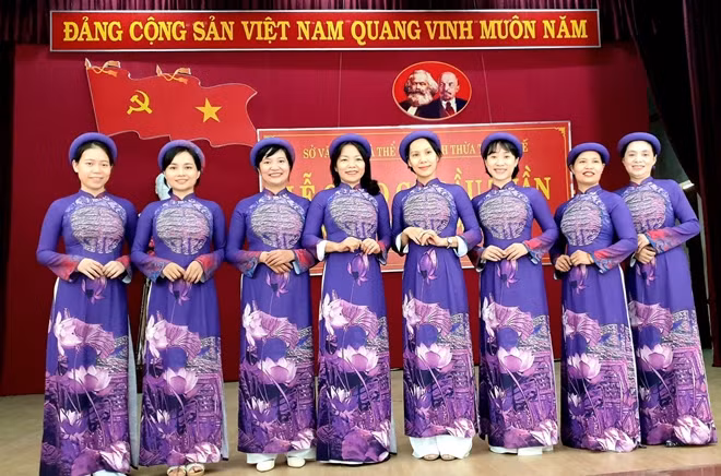 Nữ cán bộ, công chức Sở VH-TT tỉnh Thừa Thiên Huế duyên dáng với trang phục áo dài tím. (Ảnh: Sở VH-TT tỉnh Thừa Thiên Huế).