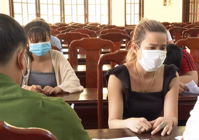 Các đối tượng dương tính với ma túy được Công an thị xã Hương Thủy đưa về trụ sở làm việc.