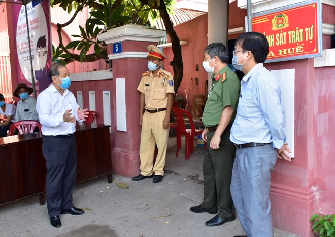 Chủ tịch UBND tỉnh Thừa Thiên Huế Phan Ngọc Thọ (góc trái) yêu cầu các đơn vị, địa phương không chủ quan, lơ là trong công tác phòng chống dịch.