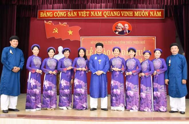Cán bộ, công chức nam Sở VH-TT tỉnh Thừa Thiên Huế mặc áo dài truyền thống đến công sở thu hút nhiều ý kiến đánh giá của dư luận.
