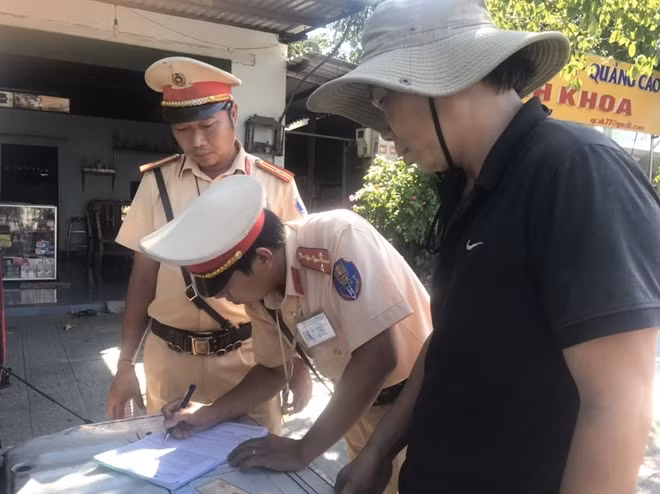 CSGT lập biên bản xử lý tài xế lái xe tải vi phạm Luật Giao thông.