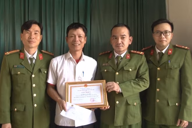 Ông Phan Văn Hòa nhận giấy khen của Giám đốc Công an tỉnh Thừa Thiên Huế sau khi cứu 2 mẹ con người phụ nữ trên sông Như Ý.