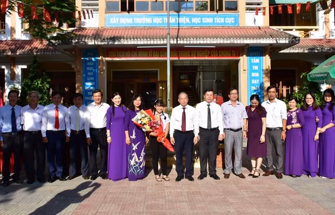 Em Phan Hoàng Phương Nhi mang vinh quang về cho trường THCS Duy Tân sau cuộc thi viết thư Quốc tế UPU lần thứ 49.