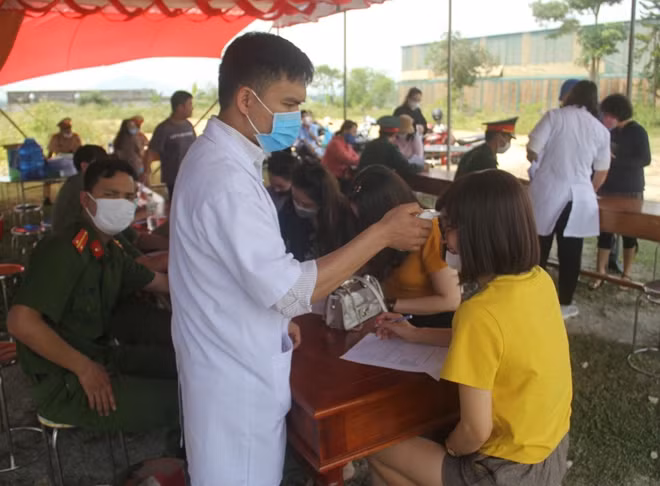 Cán bộ y tế tỉnh Thừa Thiên Huế kiểm tra thân nhiệt người dân tại các chốt kiểm soát y tế.