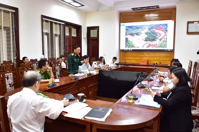 Đại diện Bộ Chỉ huy Quân sự tỉnh Thừa Thiên Huế báo cáo kết quả công tác tìm kiếm các nạn nhân tại thủy điện Rào Trăng 3.