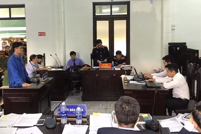 Phiên tòa xét xử vụ án bác sĩ Lê Quang Huy Phương bị truy tố 3 tội danh gồm “Hiếp dâm”, “Cố ý gây thương tích” và “Bắt giữ người trái pháp luật”.