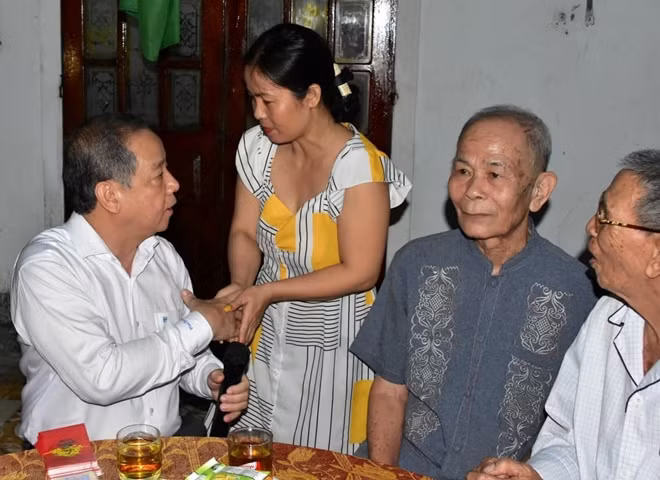 Chủ tịch tỉnh Thừa Thiên Huế động viên người dân Thượng Thành trước khi được di dời đến khu TĐC.
