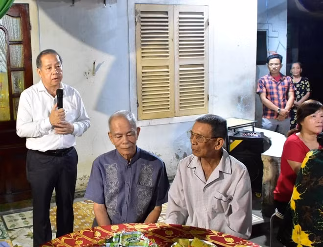 Chủ tịch UBND tỉnh Thừa Thiên Huế Phan Ngọc Thọ chia sẻ, động viên người dân Thượng Thành - Eo Bầu trong đêm giao thừa.
