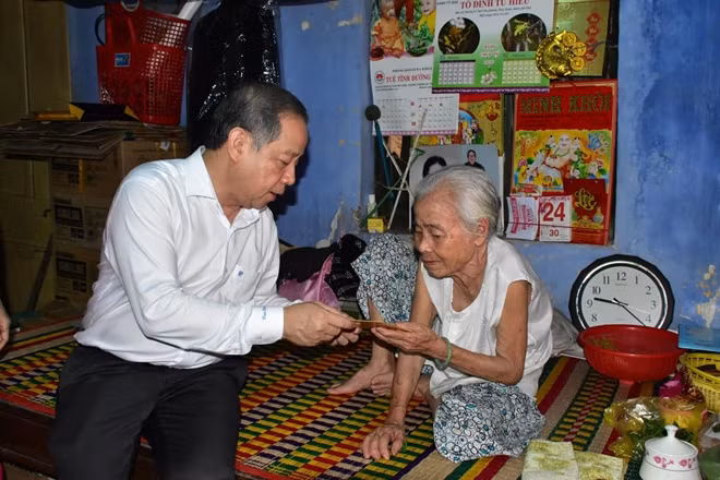 Chủ tịch tỉnh Thừa Thiên Huế thăm hỏi, động viên một trường hợp neo đơn ở khu Thượng Thành trong tối 30 Tết.