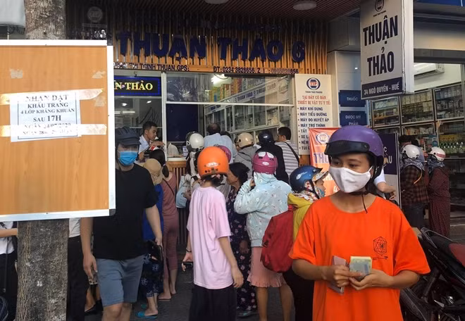 Người dân ở tỉnh Thừa Thiên Huế đổ xô đến các cửa hàng, quầy thuốc mua khẩu trang y tế.